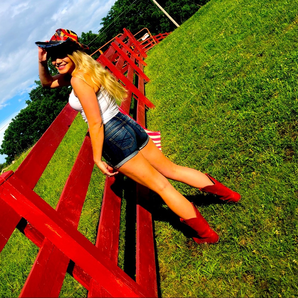 ♥️ Red cowgirl/cowboy boots. ♥️
